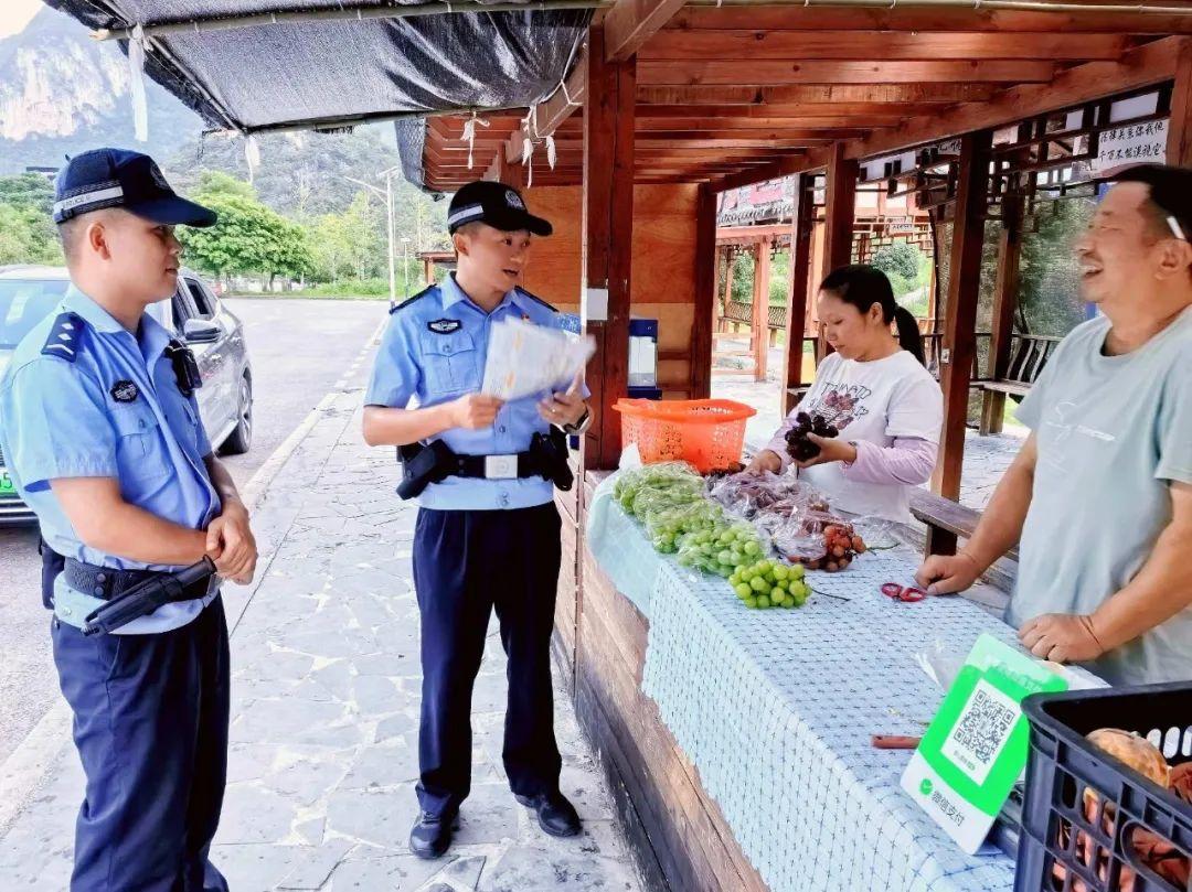 民警進行調(diào)解.jpg 民警進行調(diào)解.jpg