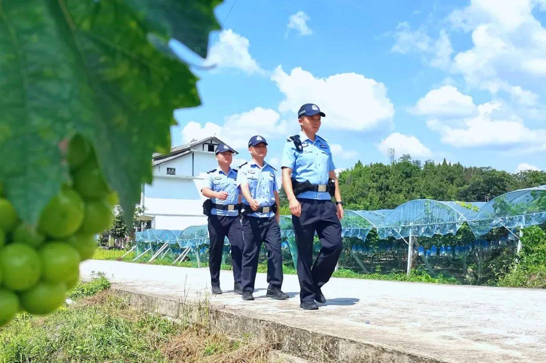 民警巡邏.jpg 民警巡邏.jpg