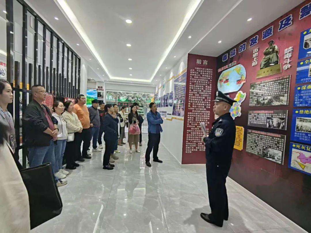 參觀學(xué)習(xí).jpg 參觀學(xué)習(xí).jpg