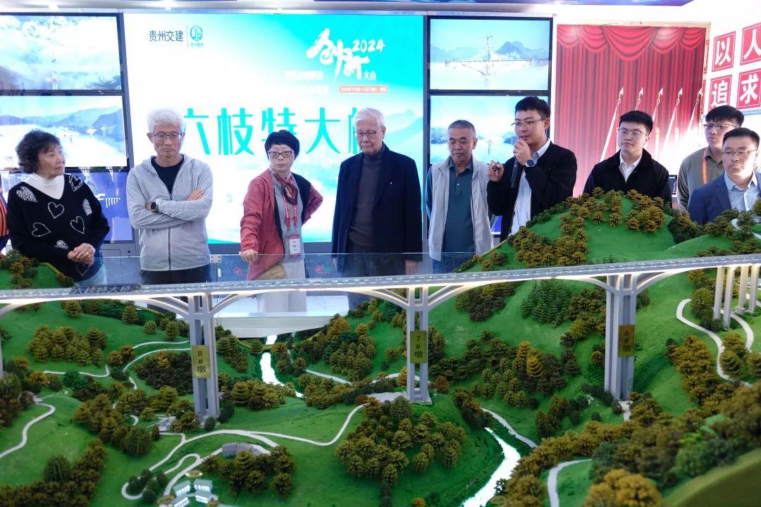 觀摩現(xiàn)場(chǎng).jpg 觀摩現(xiàn)場(chǎng).jpg