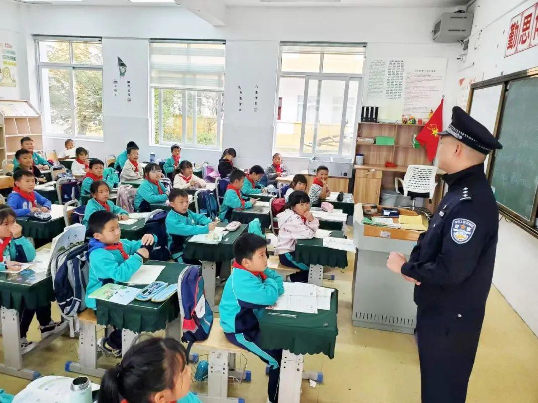 法制安全教育課現(xiàn)場.jpg 法制安全教育課現(xiàn)場.jpg