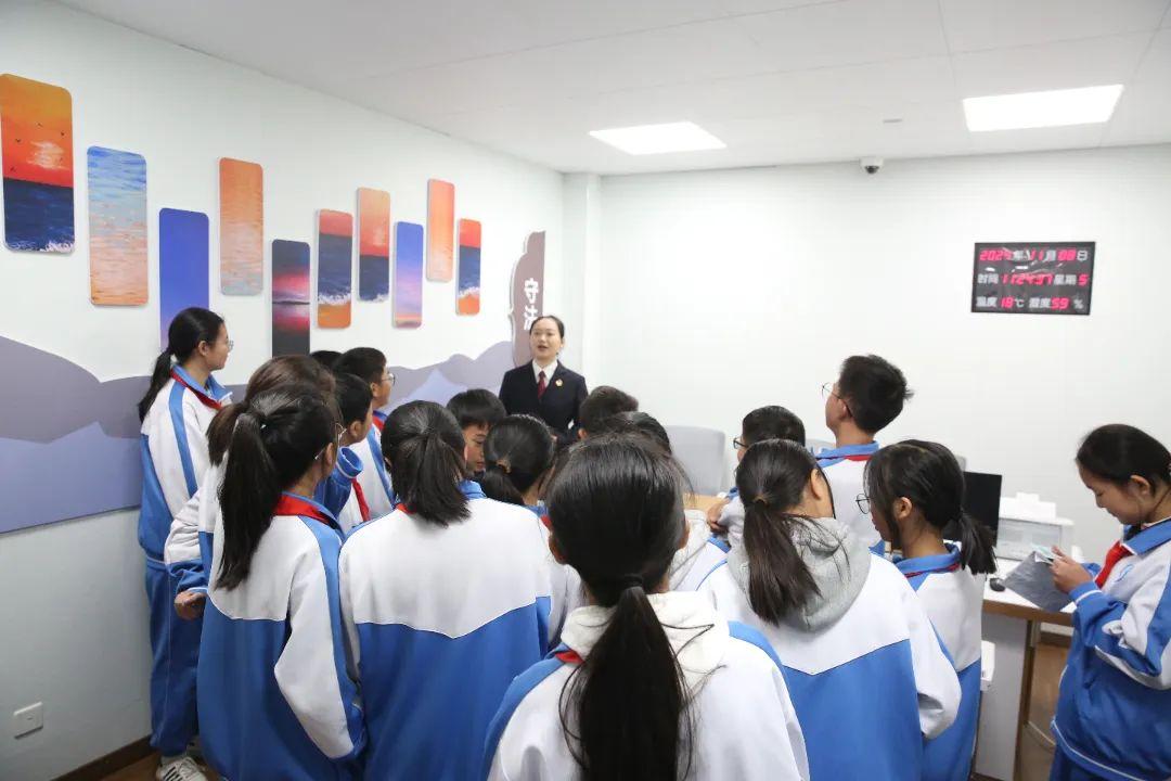 J檢察官現(xiàn)場開展以案說法.jpg J檢察官現(xiàn)場開展以案說法.jpg