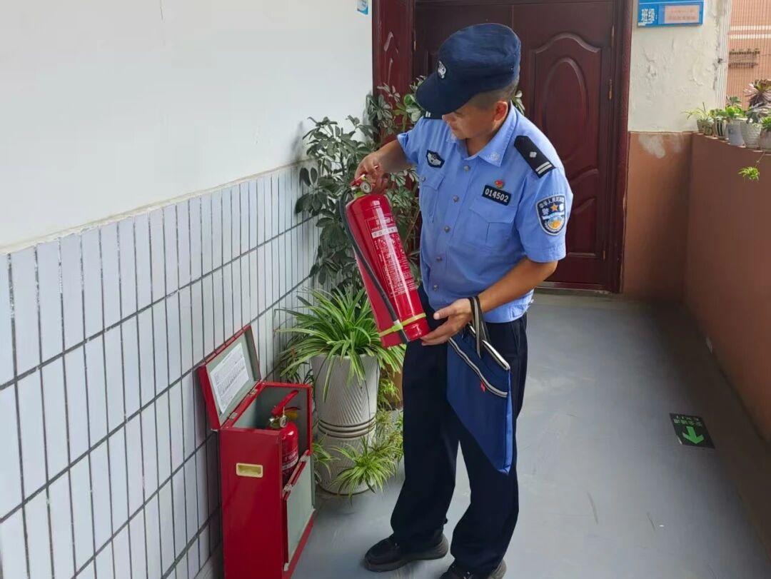 民警檢查消防器材.jpg 民警檢查消防器材.jpg