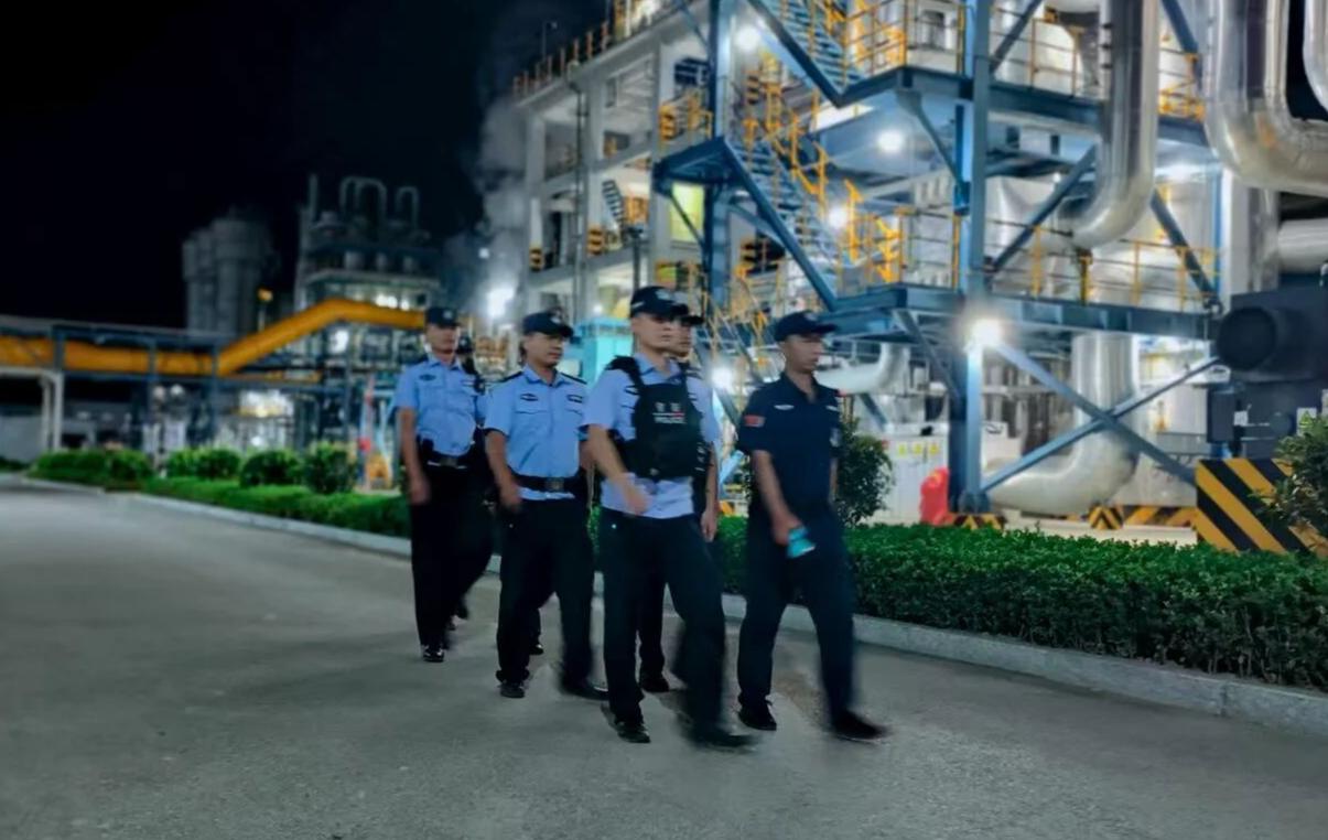 民警開(kāi)展夜間巡邏.jpg 民警開(kāi)展夜間巡邏.jpg