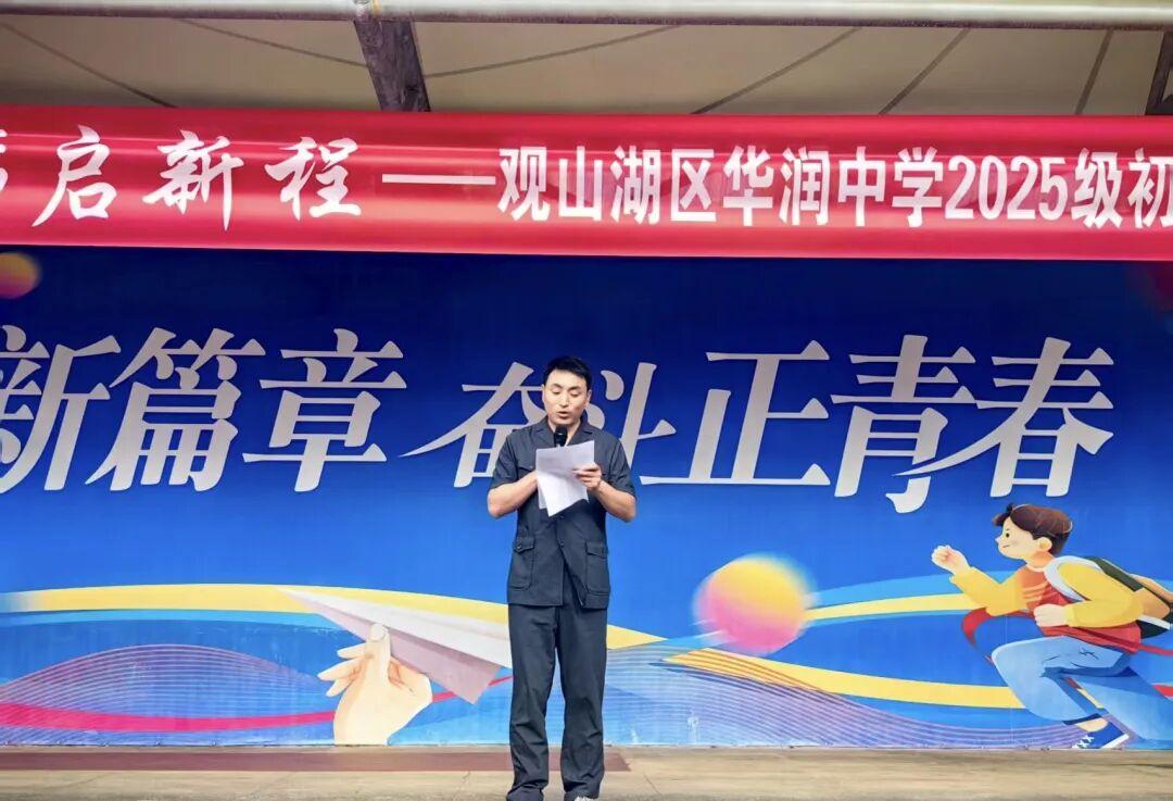 法官張勇進行宣講.jpg 法官張勇進行宣講.jpg