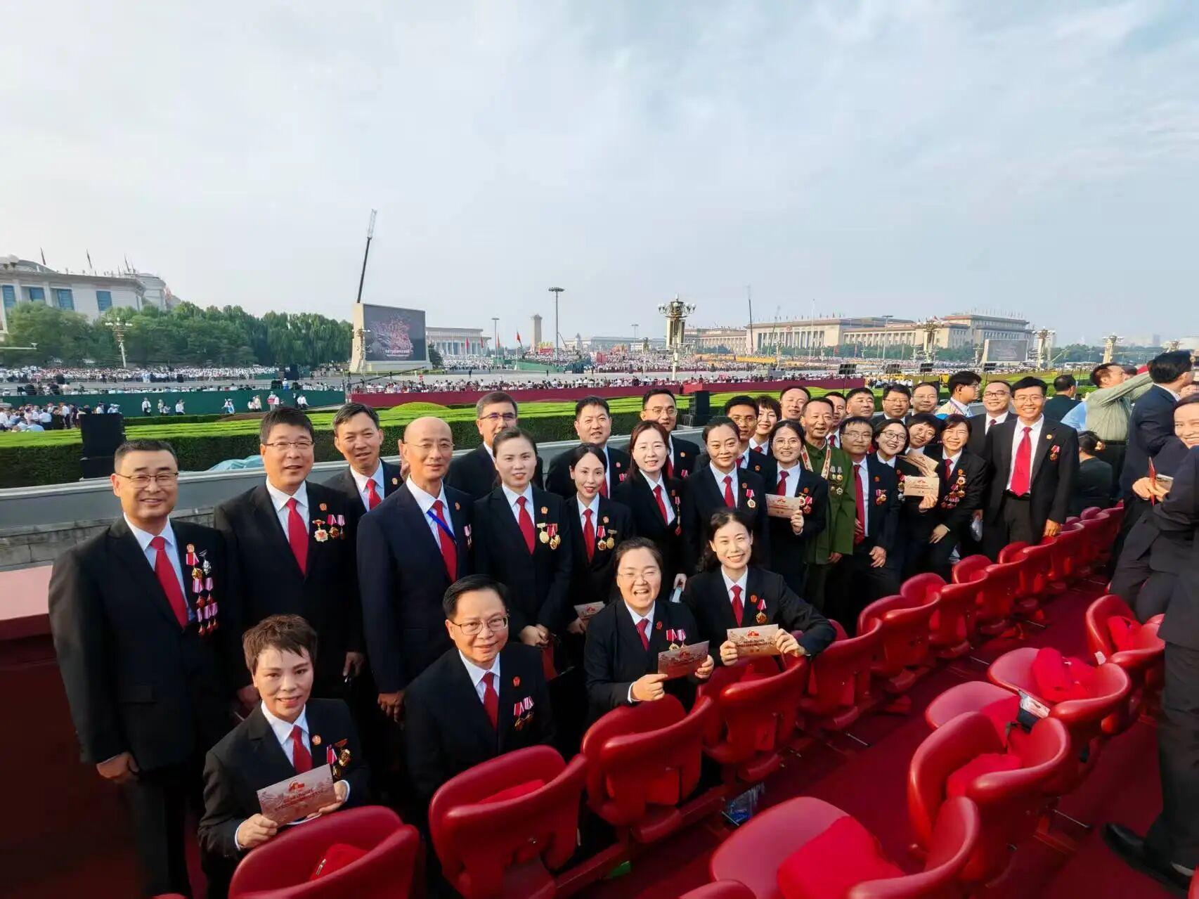 陳福江在天安門現(xiàn)場(chǎng)觀禮(最后一排左數(shù)第三位為陳福江).jpg 陳福江在天安門現(xiàn)場(chǎng)觀禮(最后一排左數(shù)第三位為陳福江).jpg