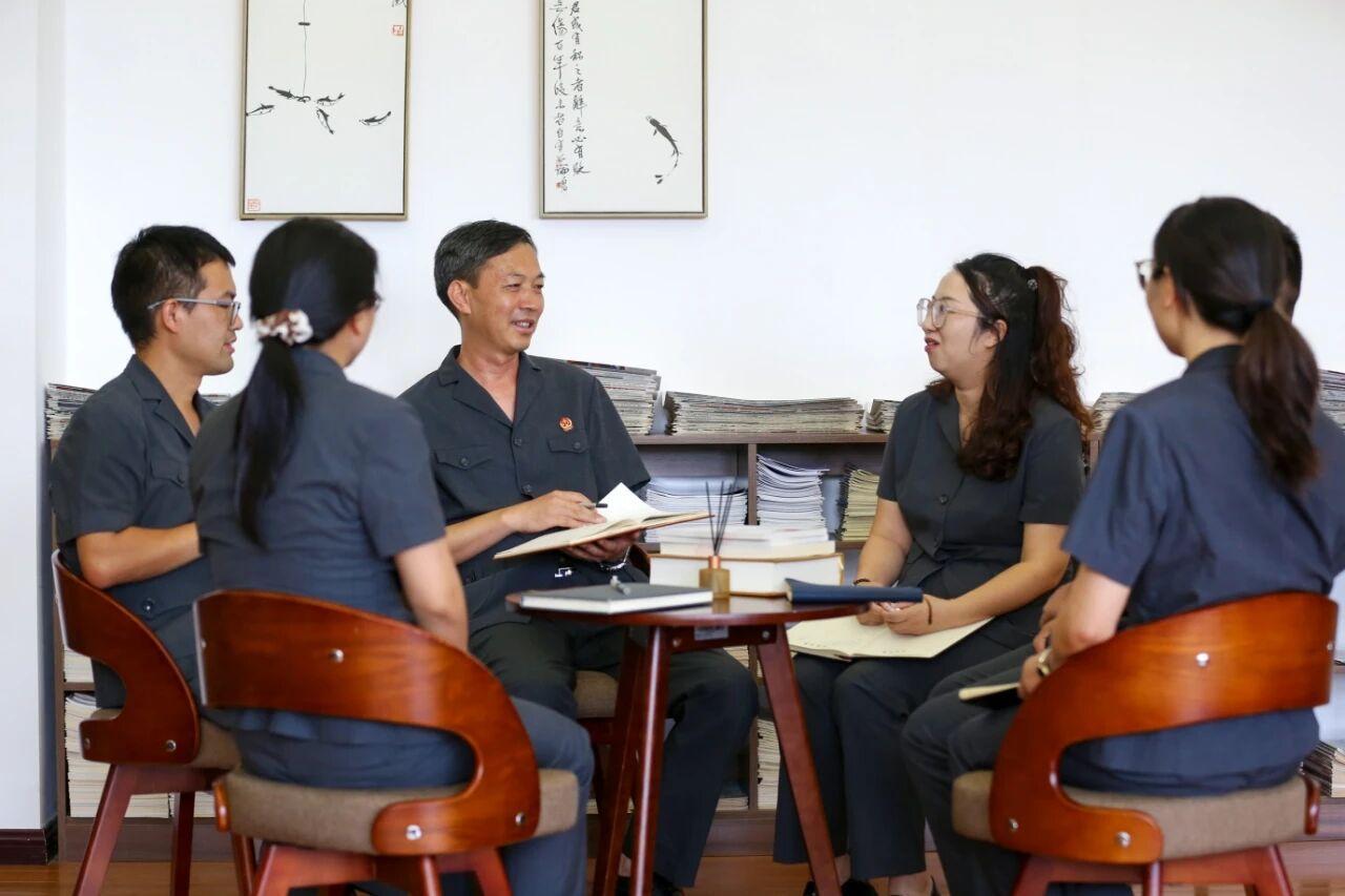 陳福江與同事分享現(xiàn)場(chǎng)閱兵感受.jpg 陳福江與同事分享現(xiàn)場(chǎng)閱兵感受.jpg