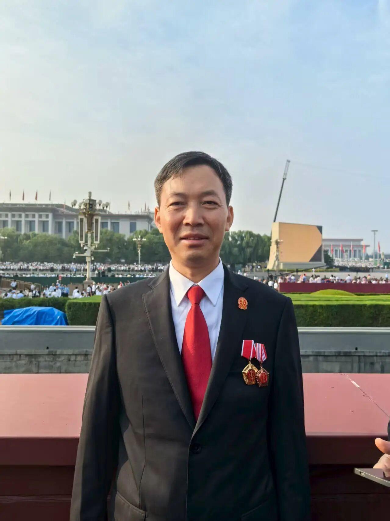 陳福江在天安門現(xiàn)場(chǎng)觀禮.jpg 陳福江在天安門現(xiàn)場(chǎng)觀禮.jpg