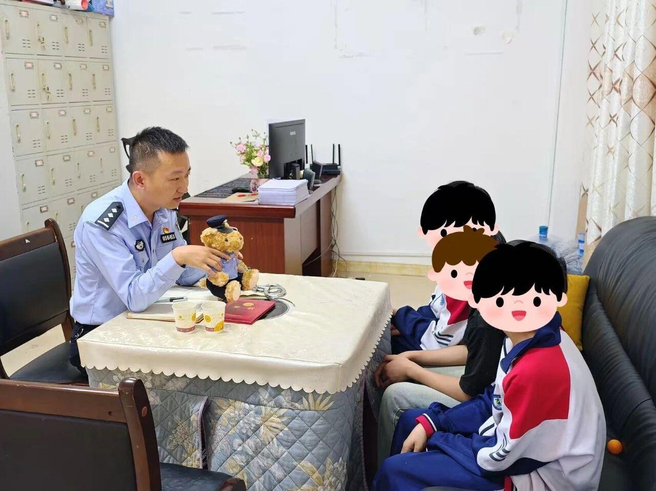 與學(xué)生面對(duì)面交流.jpg 與學(xué)生面對(duì)面交流.jpg