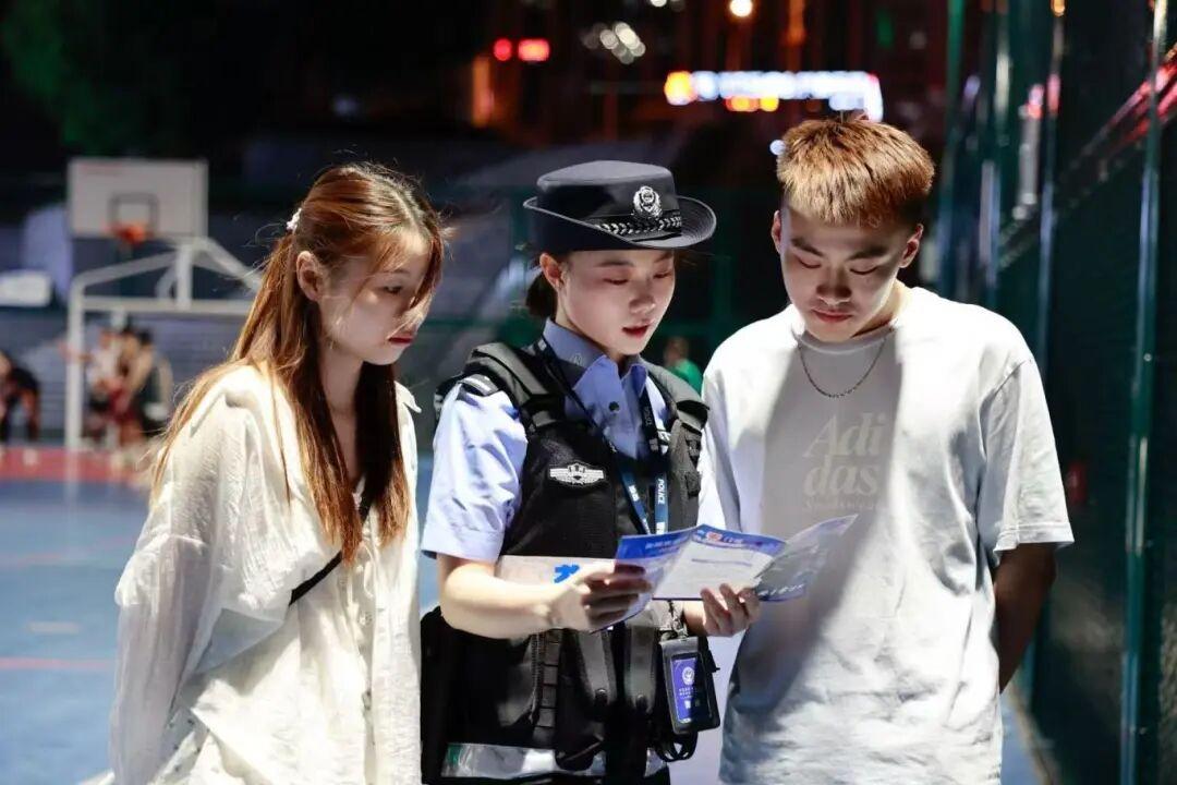 民警對群眾做安全知識宣傳.jpg 民警對群眾做安全知識宣傳.jpg