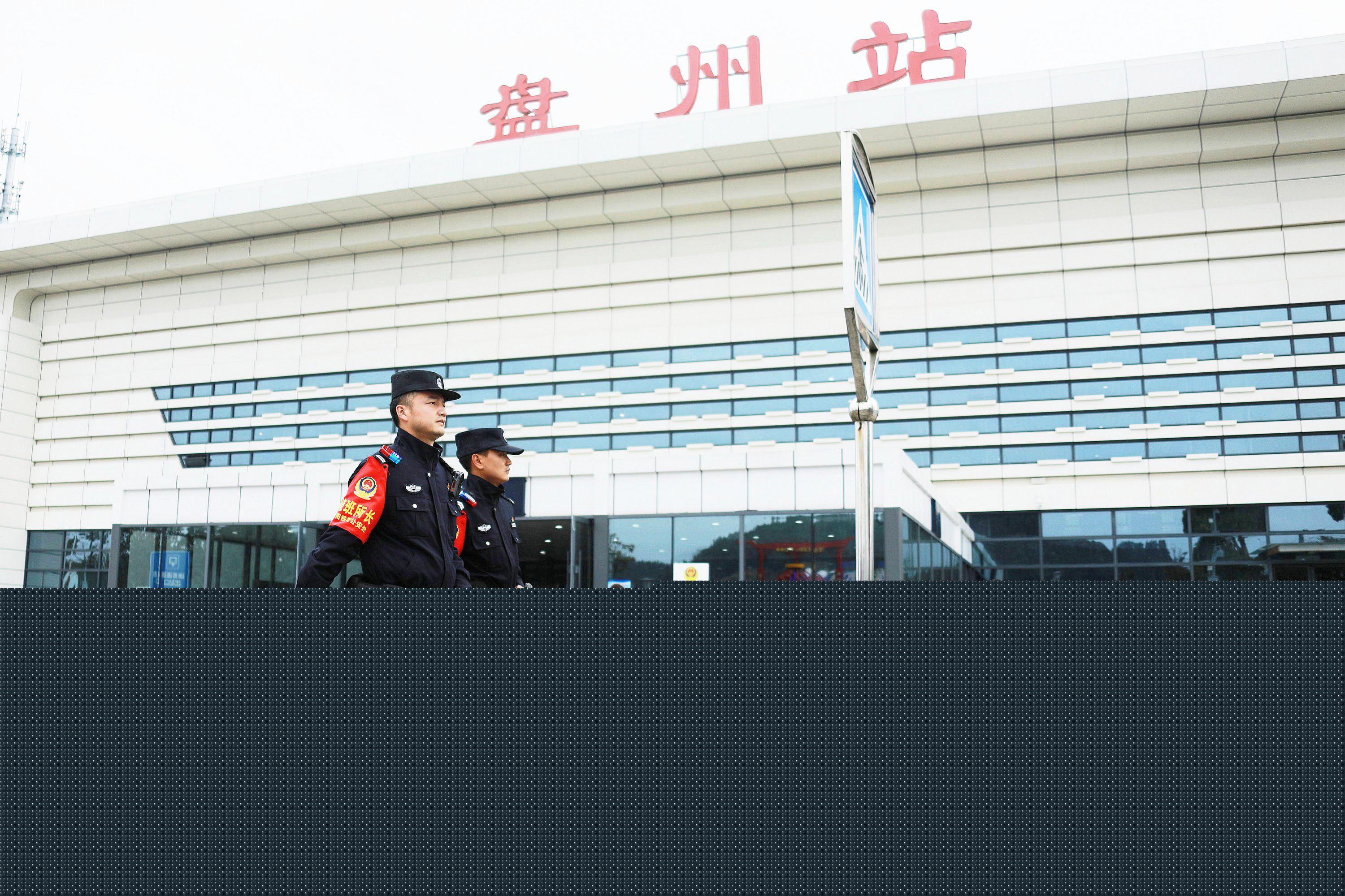 銀軌穿云去 青山讓路來(lái)