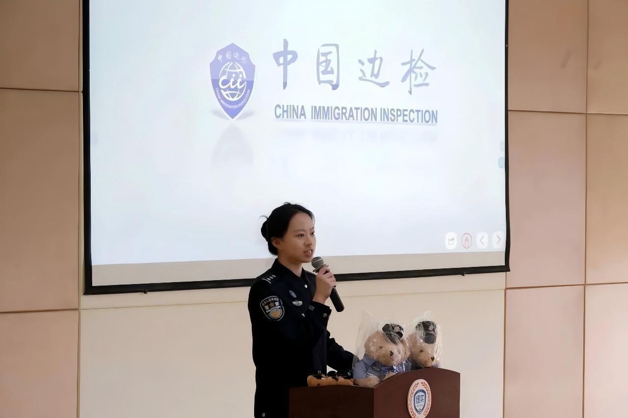 貴州邊檢總站走進(jìn)校園開展法治授課