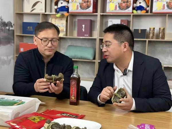 馬恒宏正在進(jìn)行電商直播。雙游村供圖