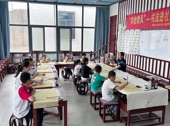 在草圣書鄉(xiāng)，本土?xí)ɡ蠋熣谥笇?dǎo)青少年學(xué)習(xí)書法。林瑛攝