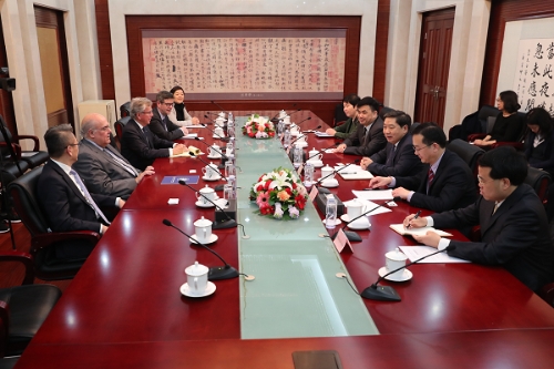 圖為司法部副部長熊選國在京同國際律師協(xié)會會長荷拉希奧·博納蒂斯·乃圖舉行會談 李光印 攝.jpg