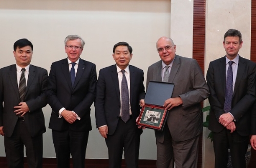 圖為雙方互相贈送紀念品。李光印 攝.jpg