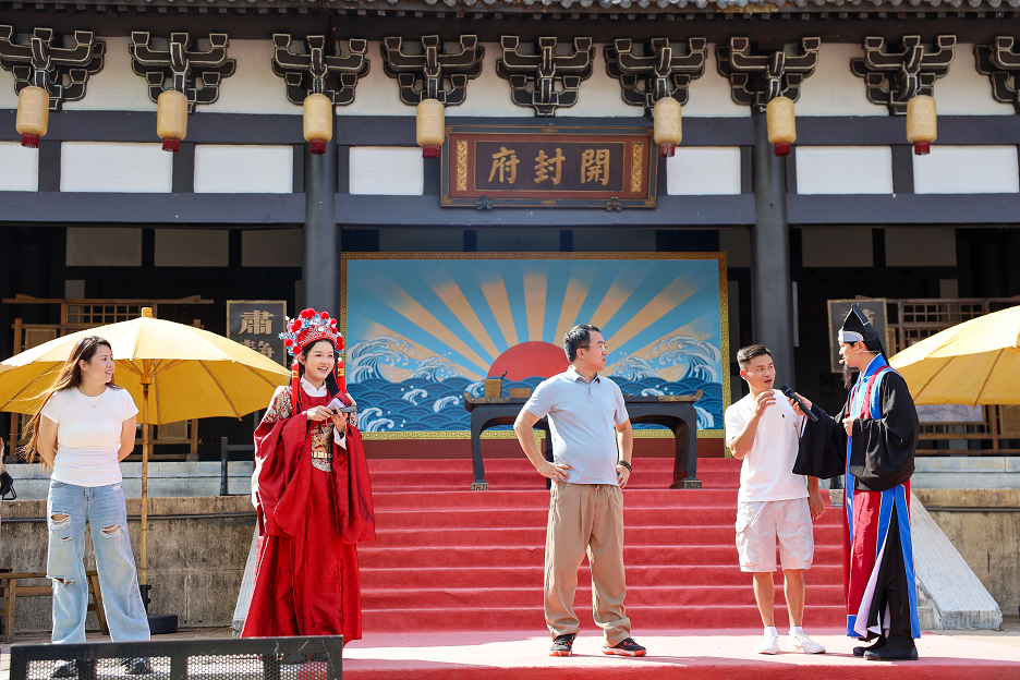 東陽上線“包公審案”普法演藝秀 景區(qū)游客沉浸式參與過足戲癮