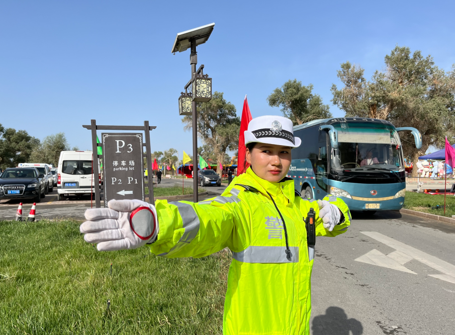 新疆輪臺交警：傾心護航金色胡楊季 柔性執(zhí)法獲游客點贊