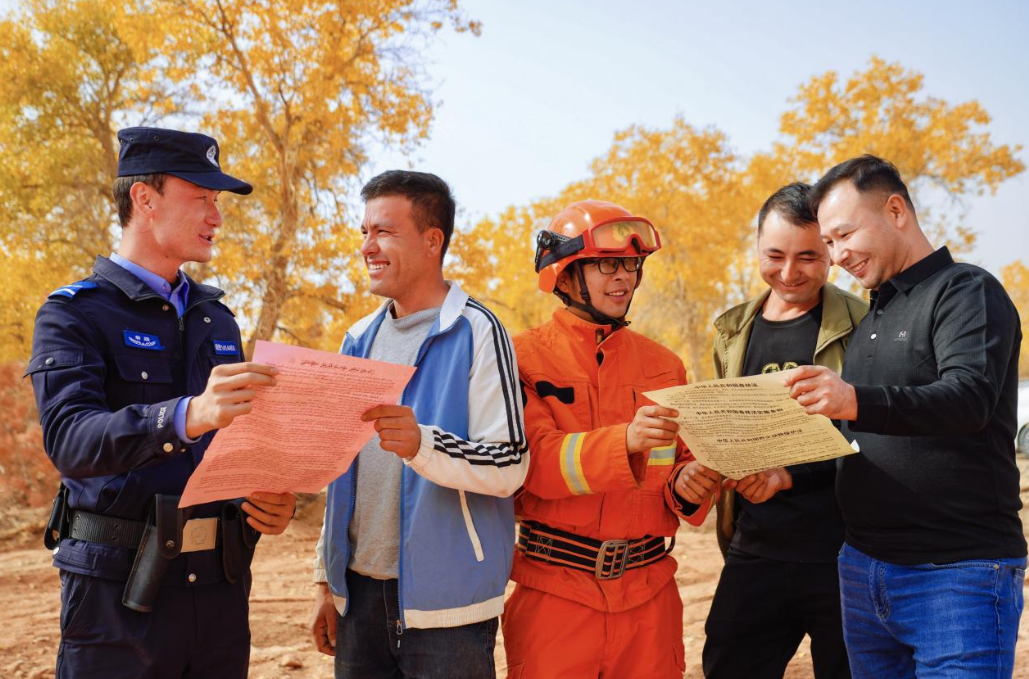 萬畝胡楊披金裝 溫宿公安護安瀾