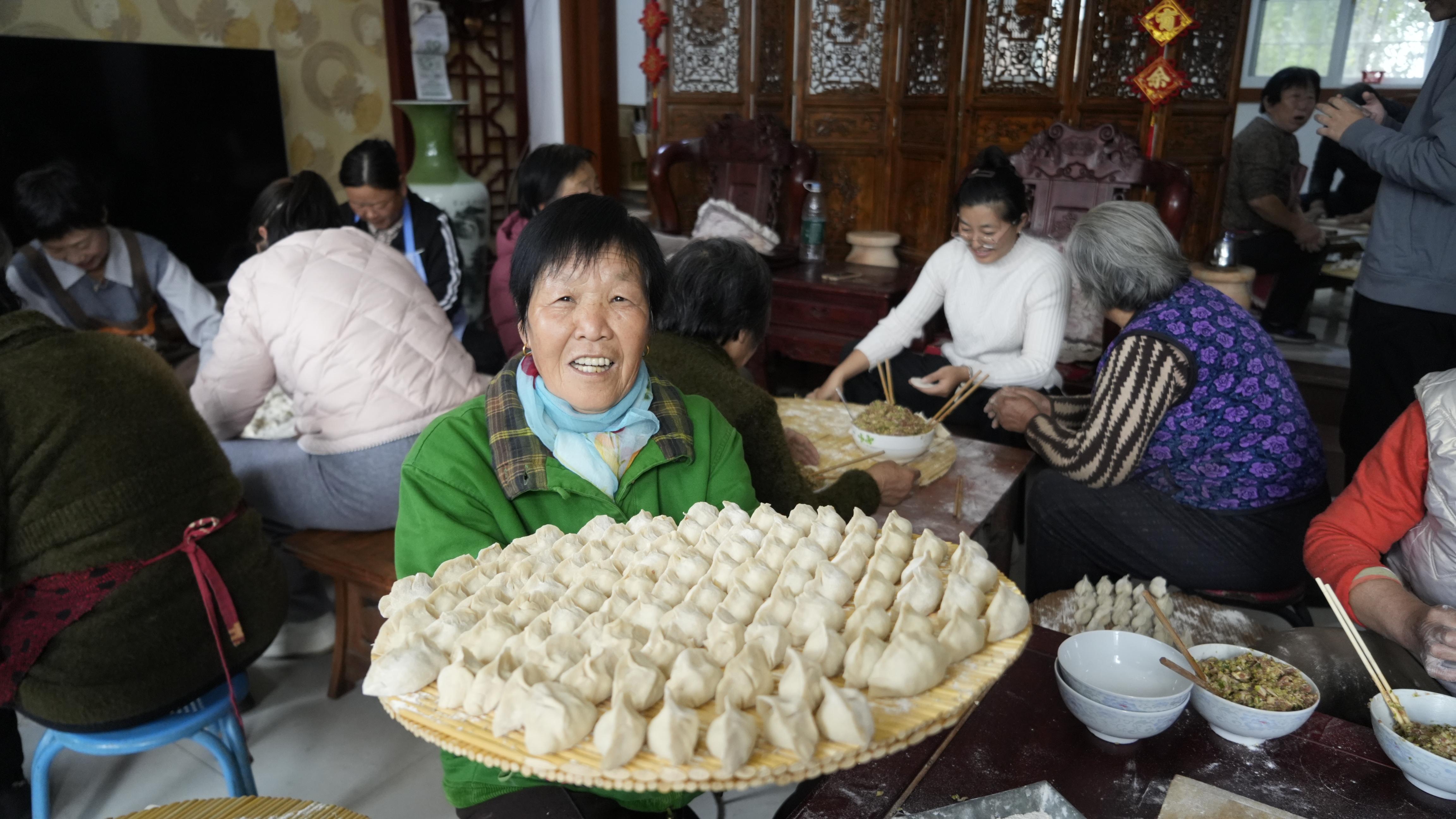 村民志愿者集體包愛心餃子1.jpg 村民志愿者集體包愛心餃子1.jpg