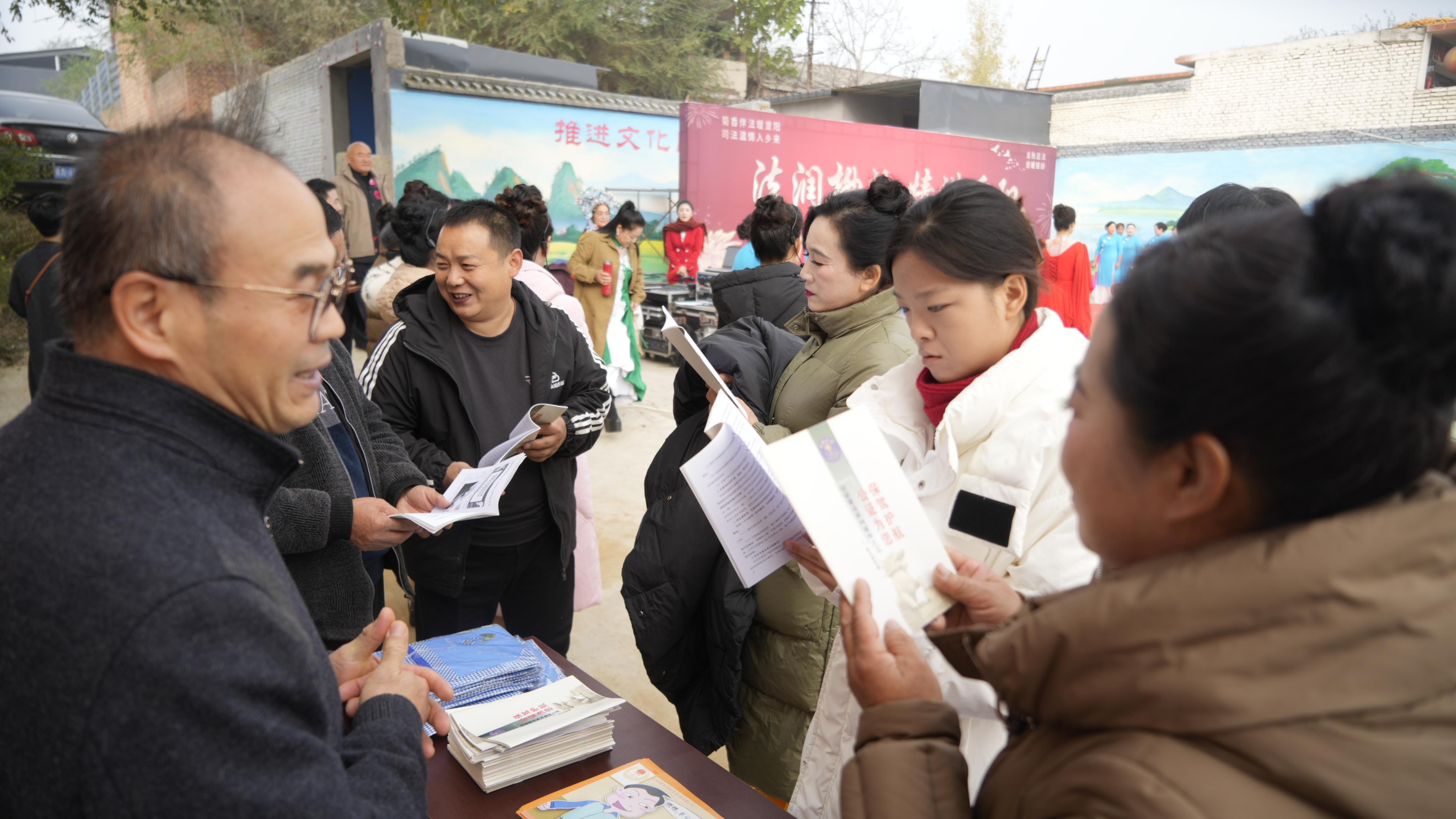 針對(duì)老年人群法治需求開展法治宣傳活動(dòng)2.jpg 針對(duì)老年人群法治需求開展法治宣傳活動(dòng)2.jpg