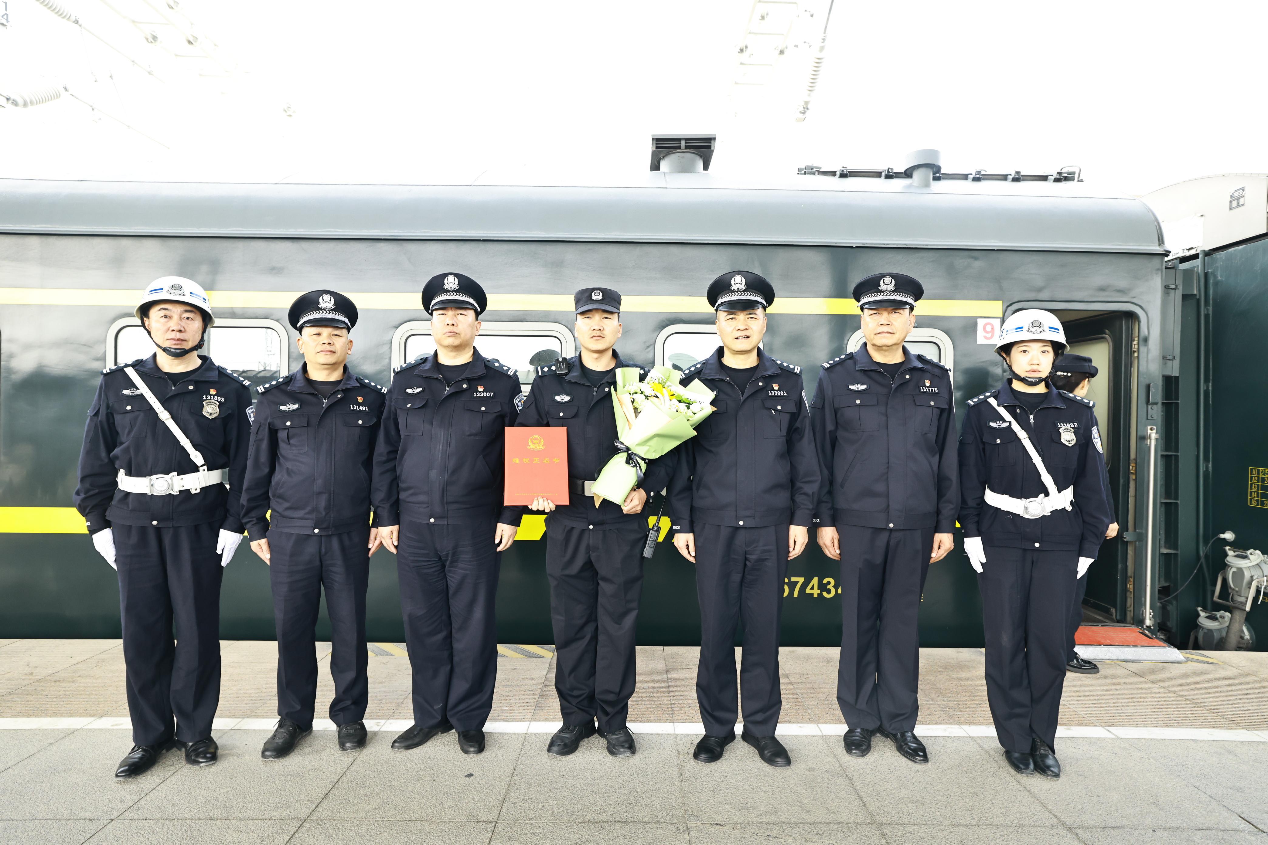 庫鐵警方為遭受誣告陷害民警頒發(fā)維權證明書