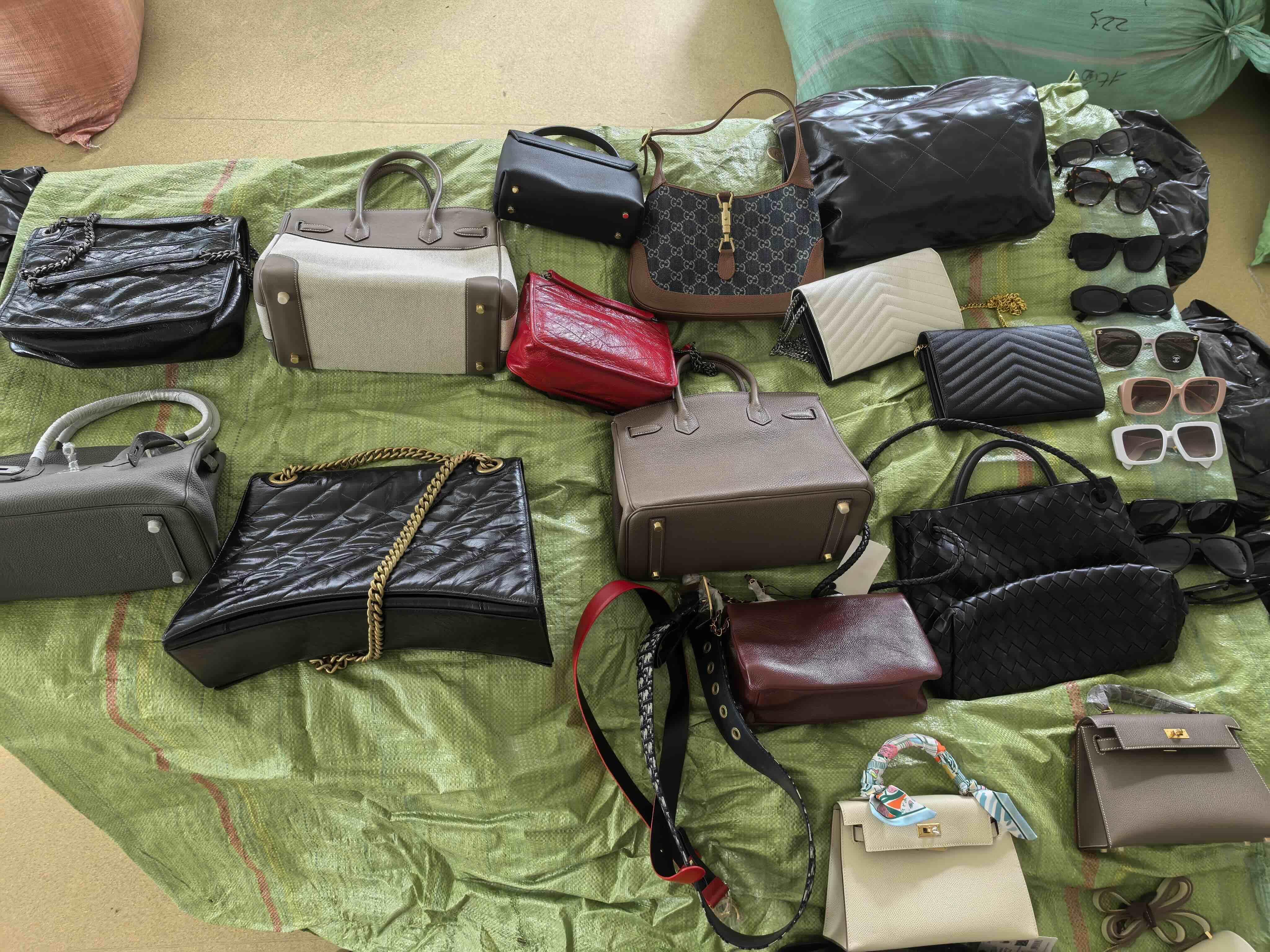 武漢警方破獲一起售賣假冒品牌箱包案