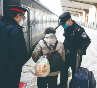 10年后，他戴上了父親的警號，開啟了第一次春運執(zhí)勤