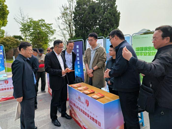 與會領導參觀全民國家安全教育日展臺。葉晨攝.jpg