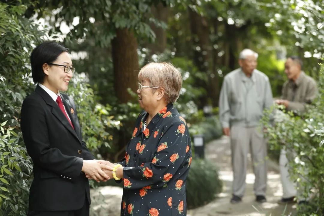 法官白云與當(dāng)事人在一起。.jpg