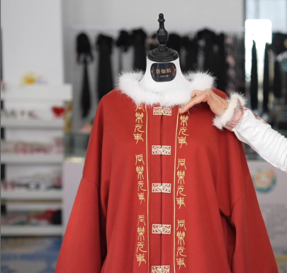 新春走基層 | 香味漢服、AI設(shè)計(jì)……漢服里的“黑科技”