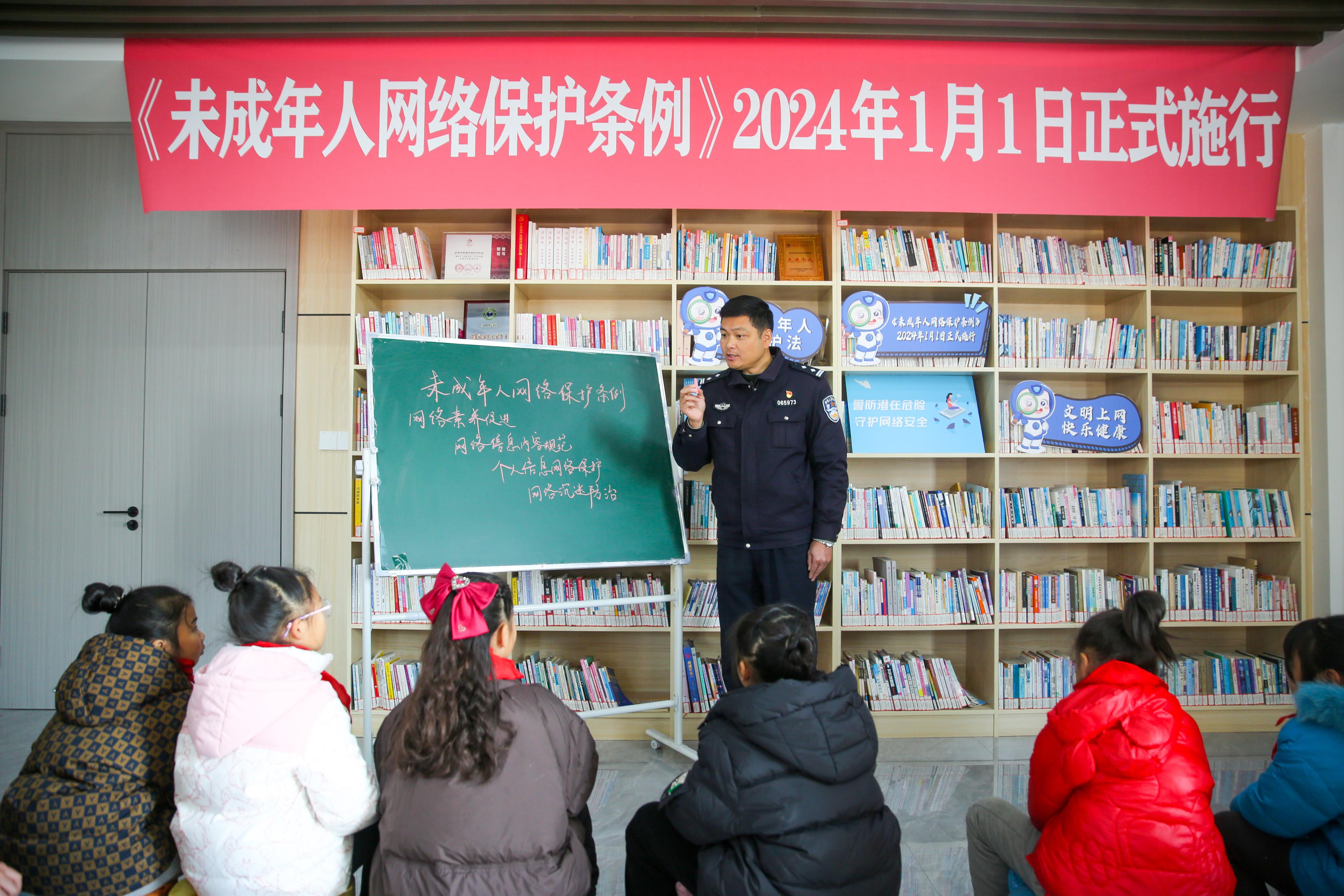2024年1月1日，在江蘇南通如皋市城南街道新華社區(qū)農(nóng)家書屋內(nèi)，網(wǎng)絡(luò)普法志愿者向?qū)W生講解《未成年網(wǎng)絡(luò)安全保護(hù)條例》相關(guān)內(nèi)容。.jpg