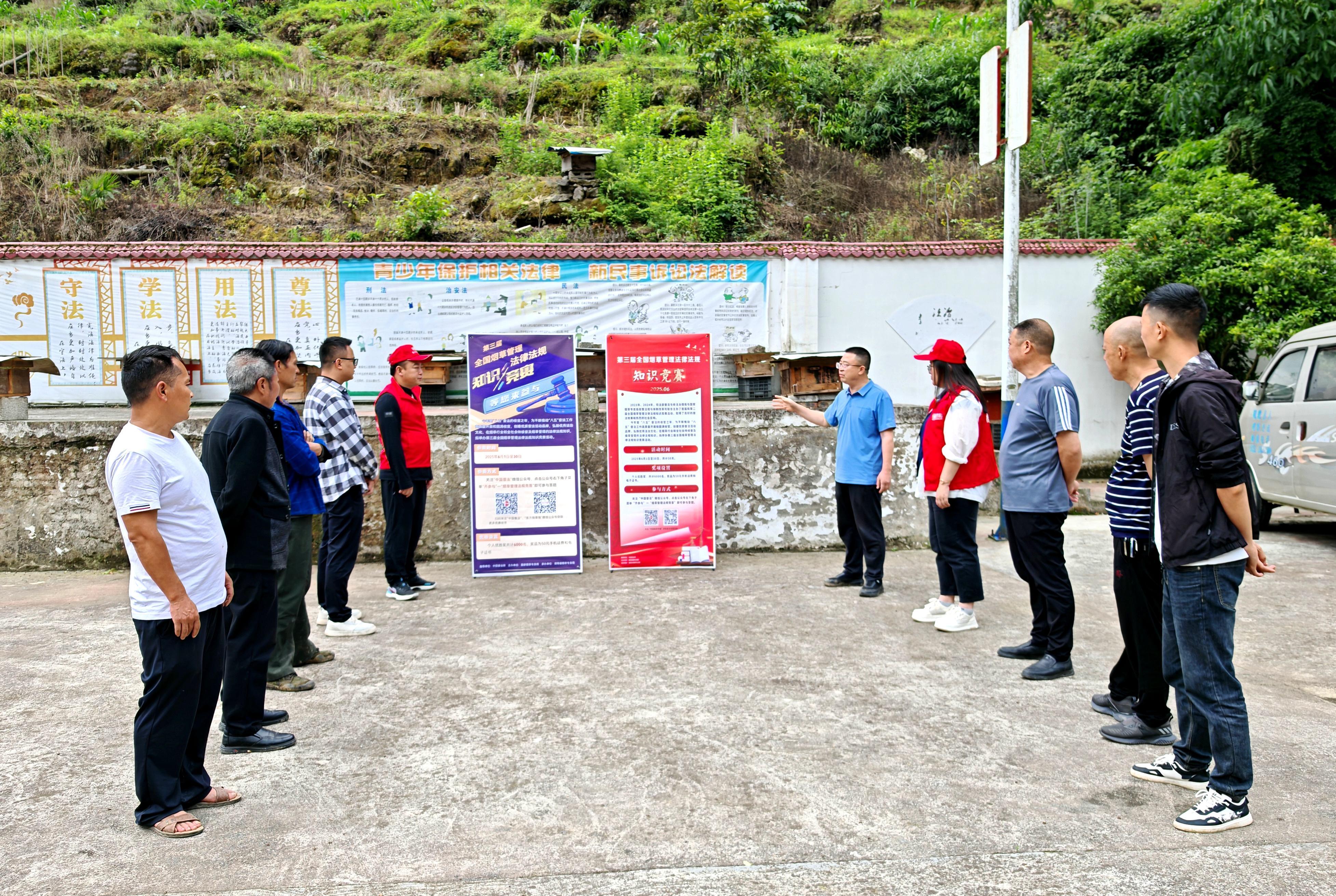 到鄉(xiāng)村開展普法宣講，發(fā)動(dòng)社會公眾參與競賽答題.jpg