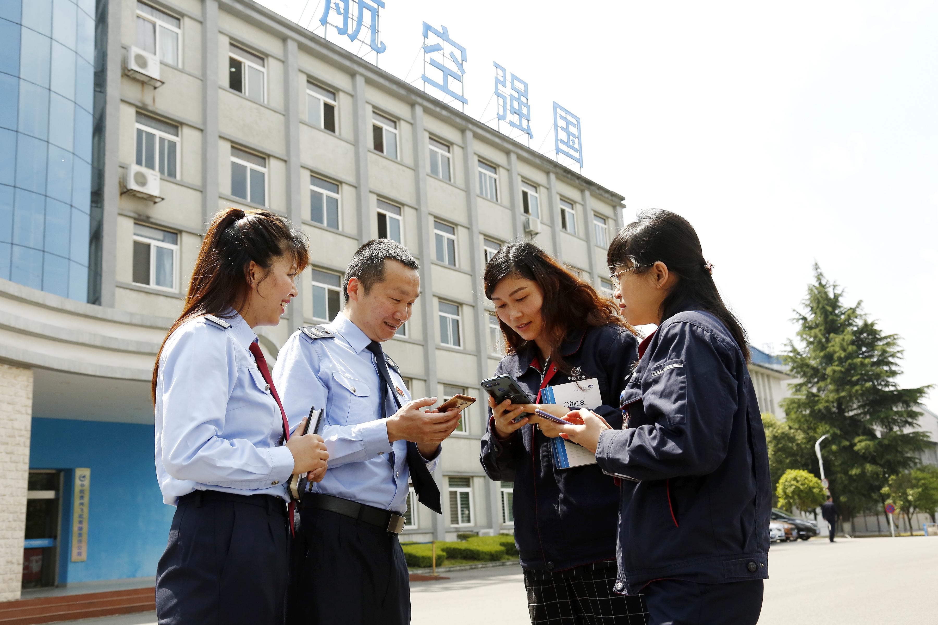 “金稅委員” 走進(jìn)企業(yè)，為企業(yè)詳細(xì)解說稅務(wù)部門在減稅降費(fèi)、納稅服務(wù)、助企紓困等方面的措施與成效，并專項(xiàng)輔導(dǎo)企業(yè)所需稅費(fèi)知識。.jpg