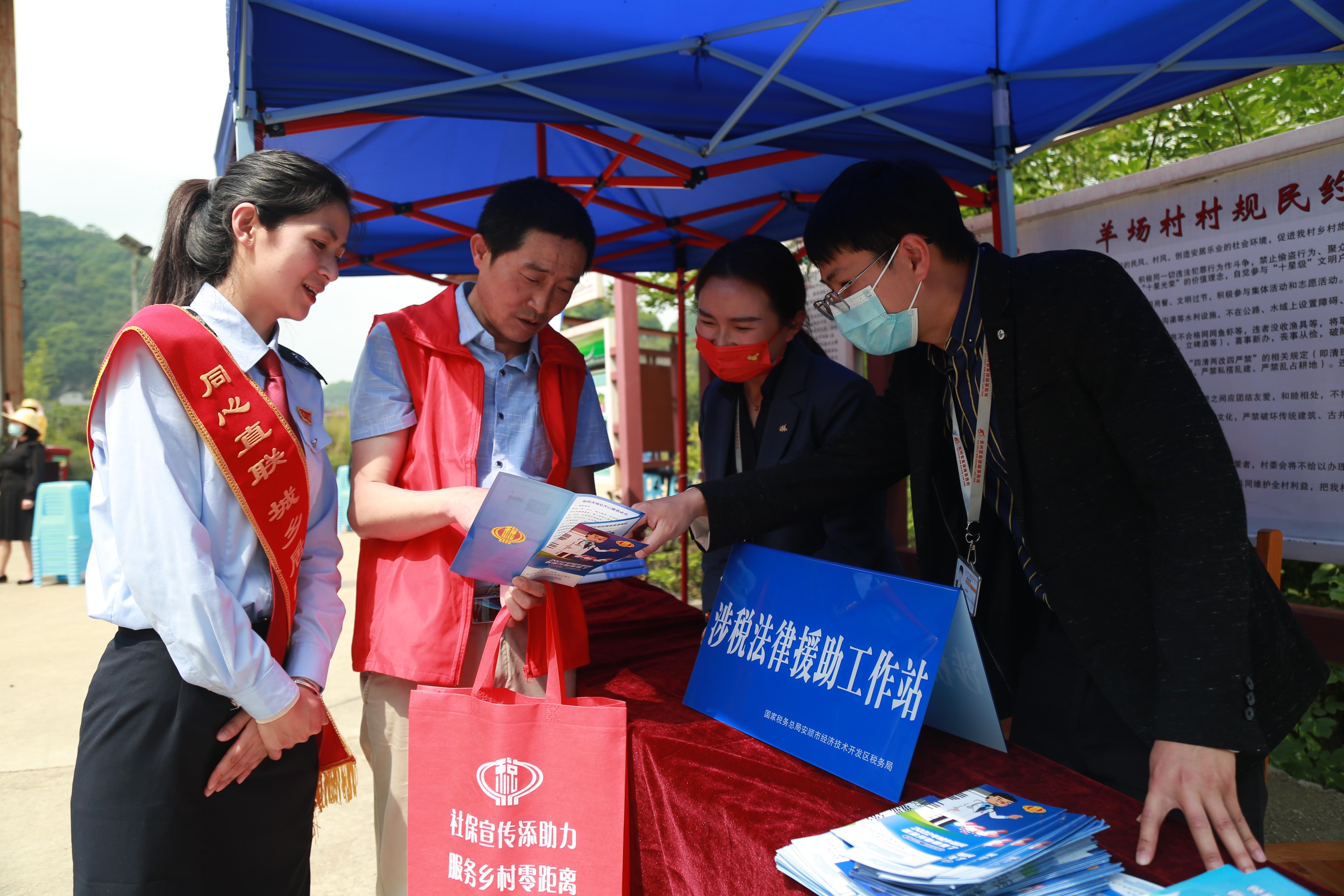 以青年稅務(wù)干部為主體，打造“鄉(xiāng)村振興助農(nóng)服務(wù)隊(duì)”，走進(jìn)鄉(xiāng)村、農(nóng)業(yè)合作社提供發(fā)票代開指導(dǎo)、社保繳費(fèi)宣傳、涉稅政策咨詢等稅費(fèi)服務(wù)。.jpg