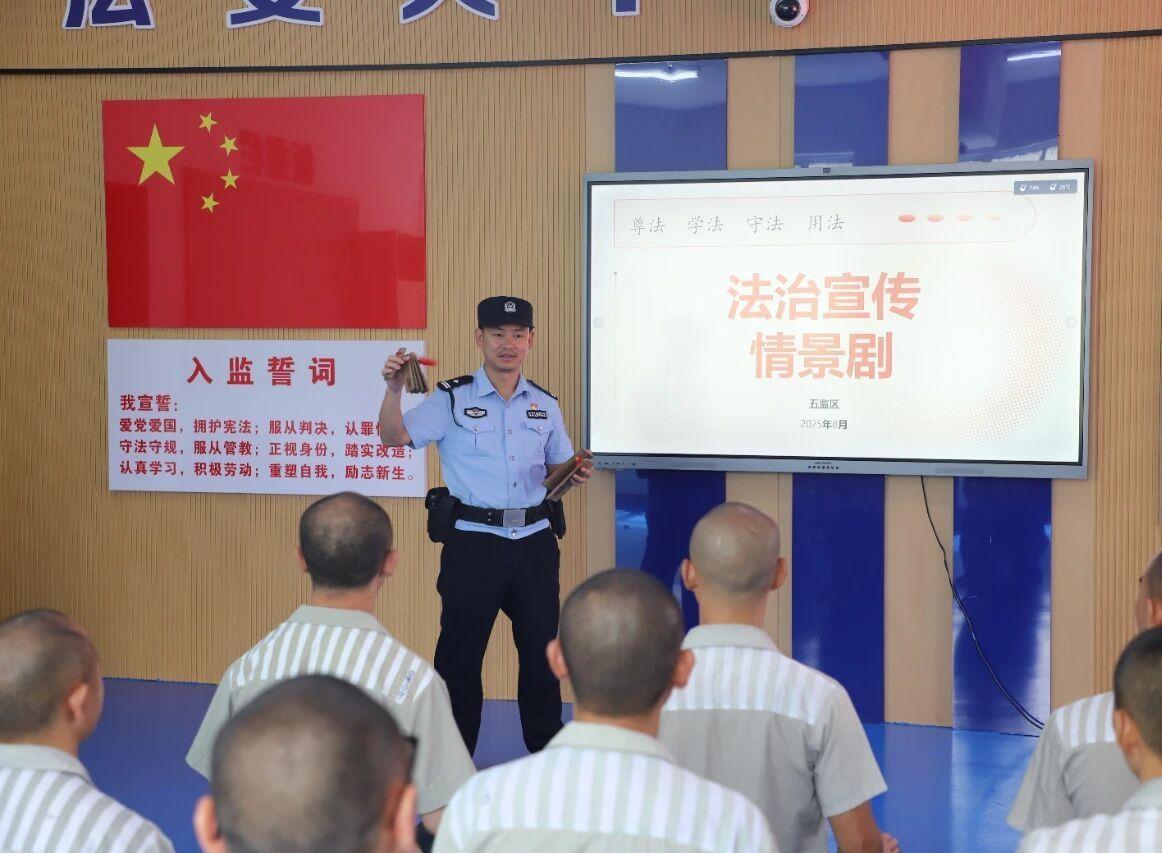 民警指導(dǎo)編排情景劇.jpg 民警指導(dǎo)編排情景劇.jpg