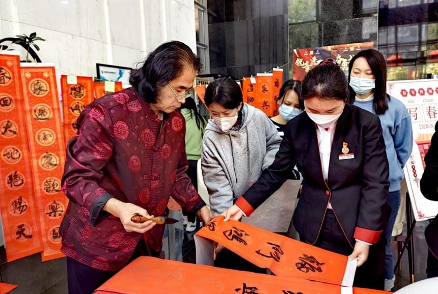 中信銀行深圳分行舉行寫春聯(lián)送祝?；顒?></a> 
            </div> 
            <div   id=